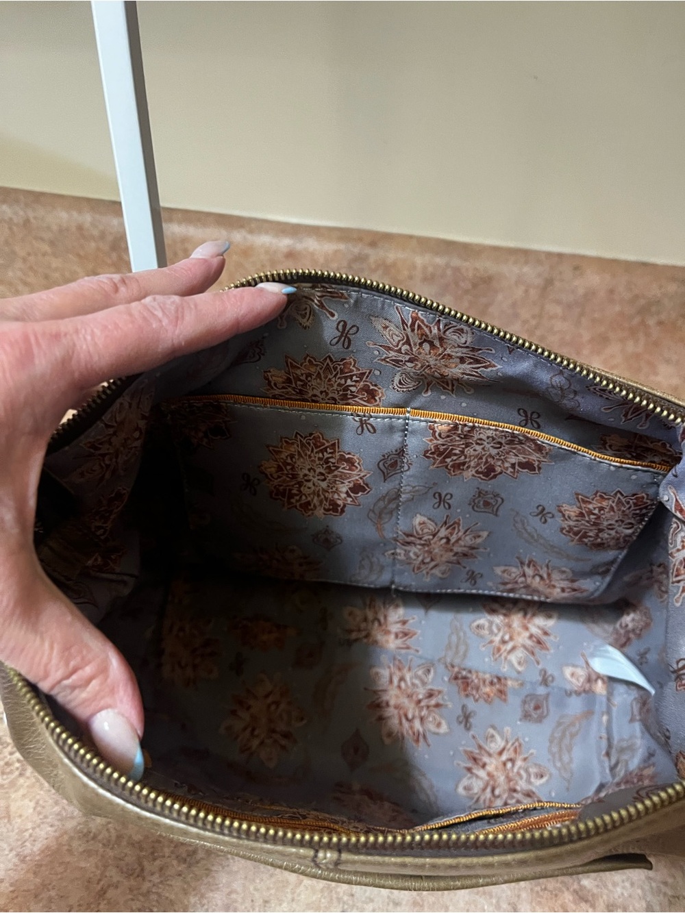 Hobo International Classic Brown Leather Shoulder Bag with Matching Wallet - Picture 11 of 12